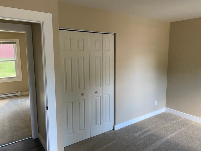 Building Photo - Newly Remodeled 2-Bedroom Apartment in Ore...