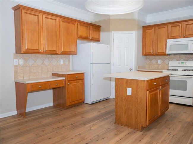 Building Photo - 663 Prada Ct NE