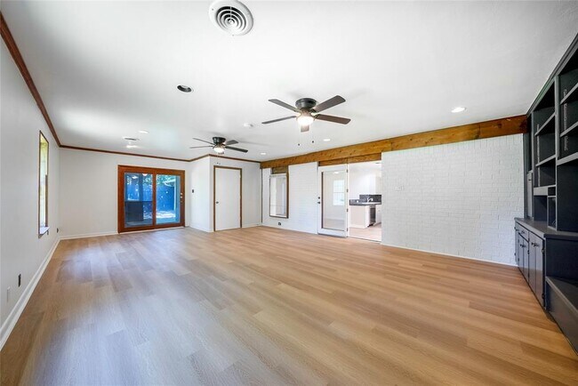 Building Photo - 807 Country Club Rd