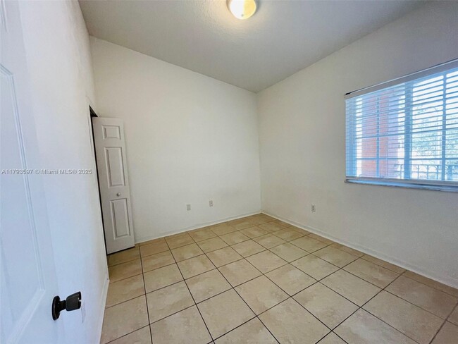 Building Photo - 940 NE 34th Ave