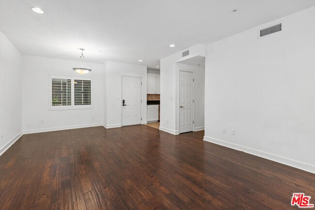 Building Photo - 6038 Carlton Way