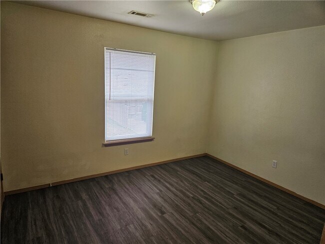 Building Photo - 121 Sadie Ln