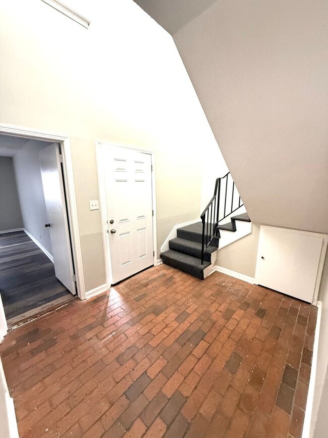 Building Photo - ** 3 Bed 2.5 Bath located close to Shakespear park ** Call 334-366-9198 to schedule a self-showin...