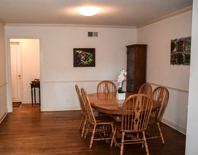 Building Photo - 596 Country Club Ln