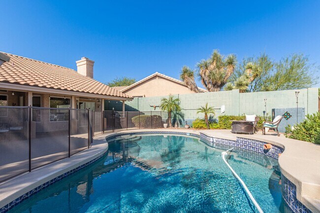 Building Photo - Come Settle In — This Scottsdale Gem Is Re...