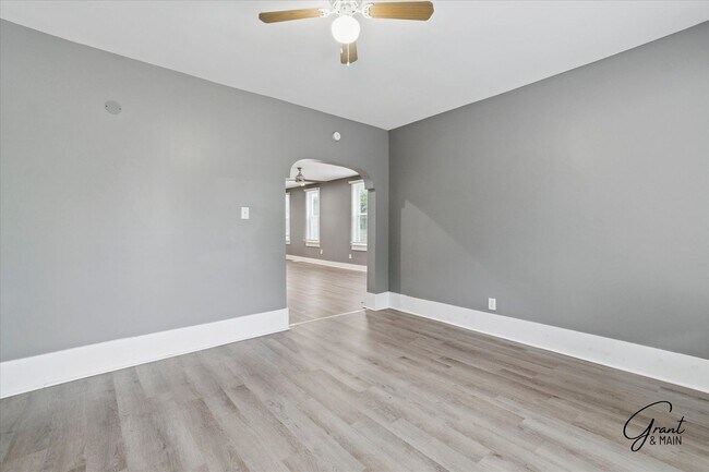 Building Photo - 6 bedroom 2 bath $2250