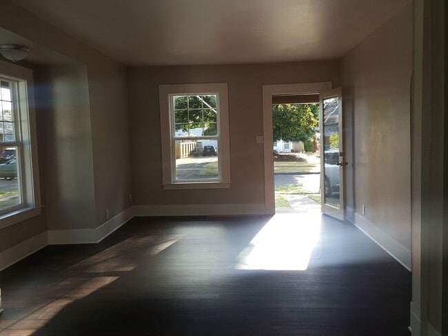 Building Photo - 4 Bed, 1 Bath, Large fenced yard, Shop, En...