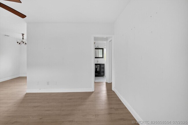 Building Photo - 426 NE 7th Ave