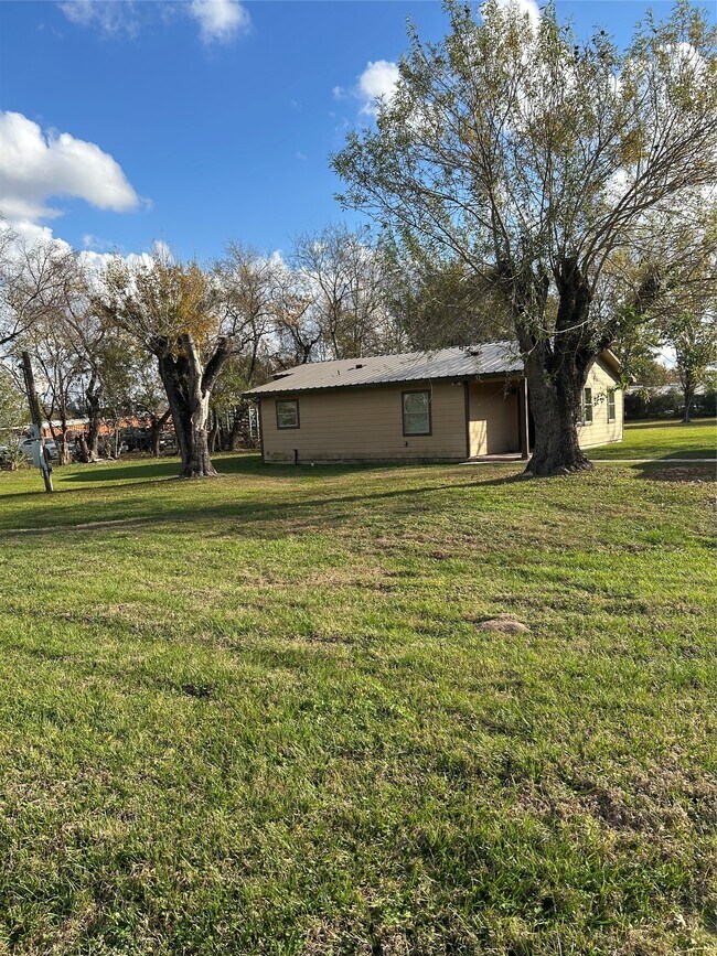 Building Photo - 16011 Mary Ann Ln