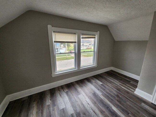 Building Photo - Charming 4-Bedroom Property in Prime Location (SECTION 8 VOUCHERS ACCEPTED)