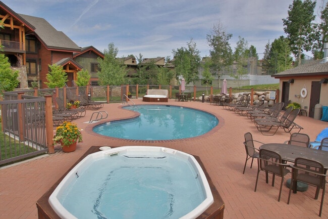 Building Photo - 2900 Blackhawk Ct
