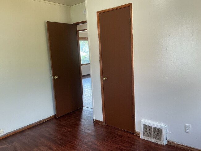 Building Photo - 2 bedroom single family home