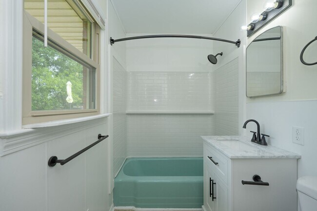 Building Photo - # Charming Greenville Home with Excellent ...