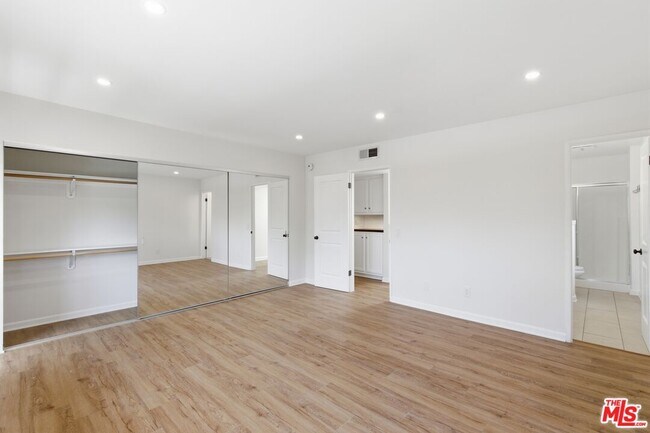 Building Photo - 13025 Moorpark St