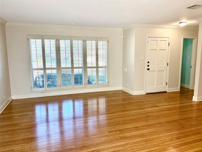 Building Photo - 5019 Poinciana Dr