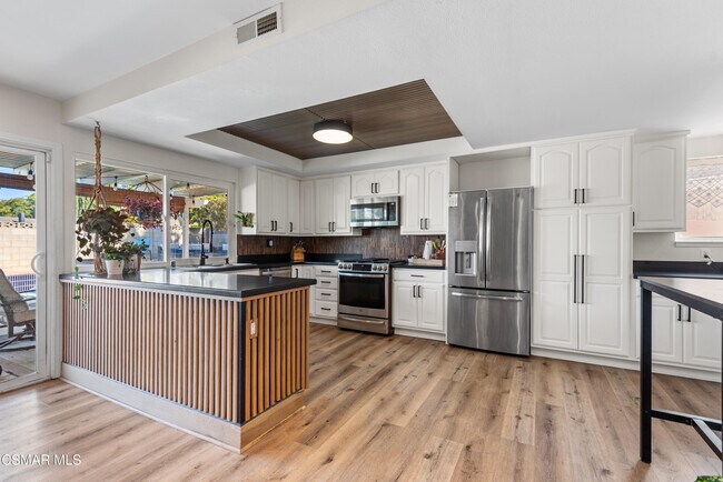 Building Photo - 363 Larcom St