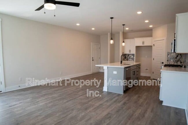 Building Photo - 663 Melville Dr