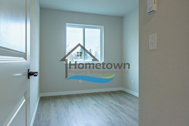 Building Photo - 3 Bedroom Home with 1.5 Bathrooms and an A...