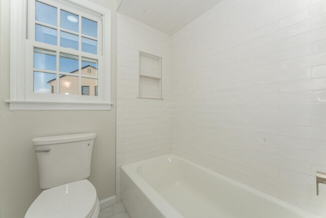 Tub/ shower - 32 Roseland Ave