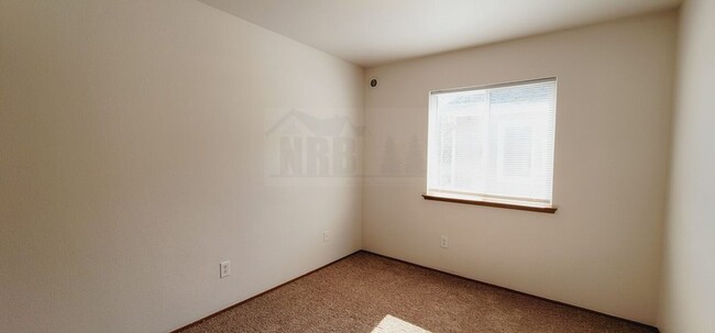 Building Photo - Newly Updated Townhouse in Tacoma! $500.00...