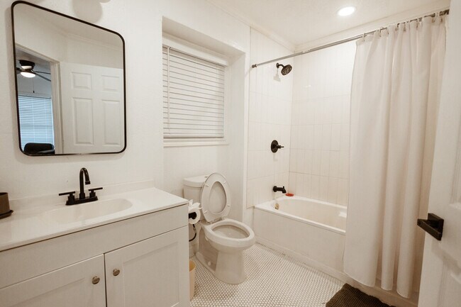 Building Photo - 1824 N 12th St