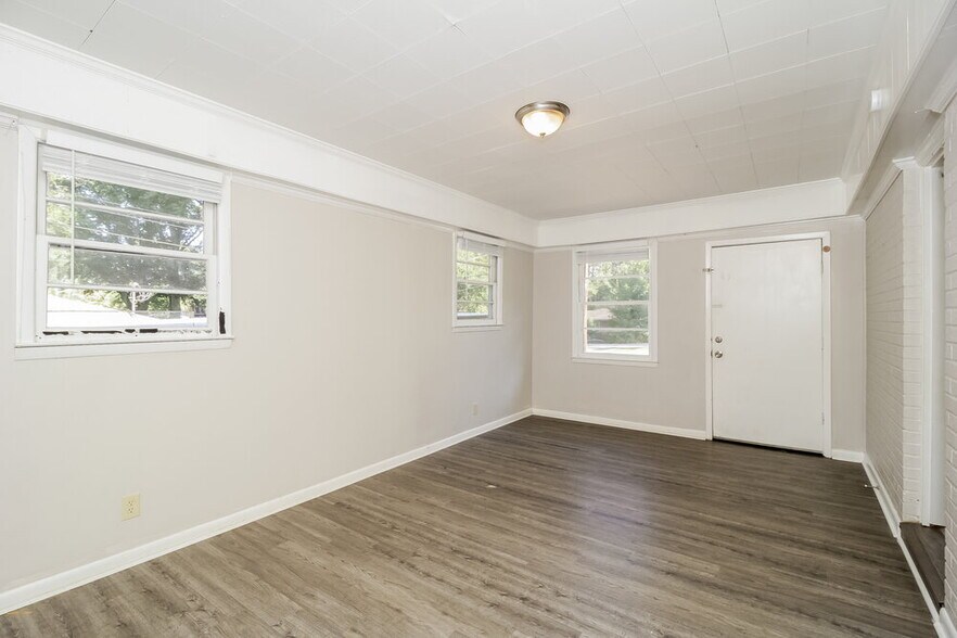 Building Photo - 2082 Warren Dr SW