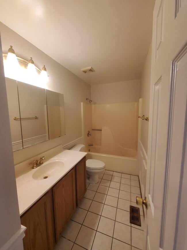 Building Photo - Townhome in Convenient Location