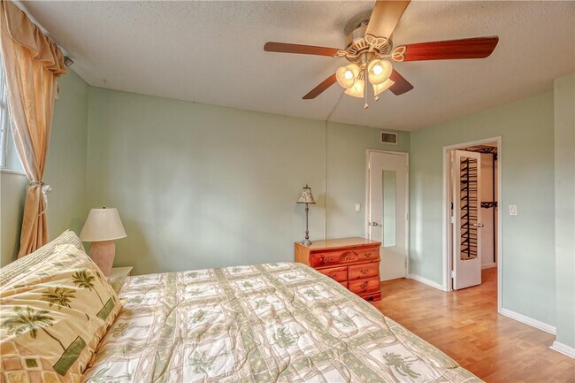 Building Photo - 2400 NE 10th St