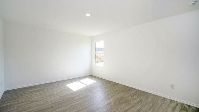 Building Photo - Spacious 4-bedroom, 2-bath located in Summerhill subdivision