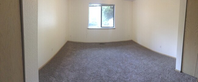 Building Photo - 2bdr 2bath duplex Mid Tacoma w/ one car garage