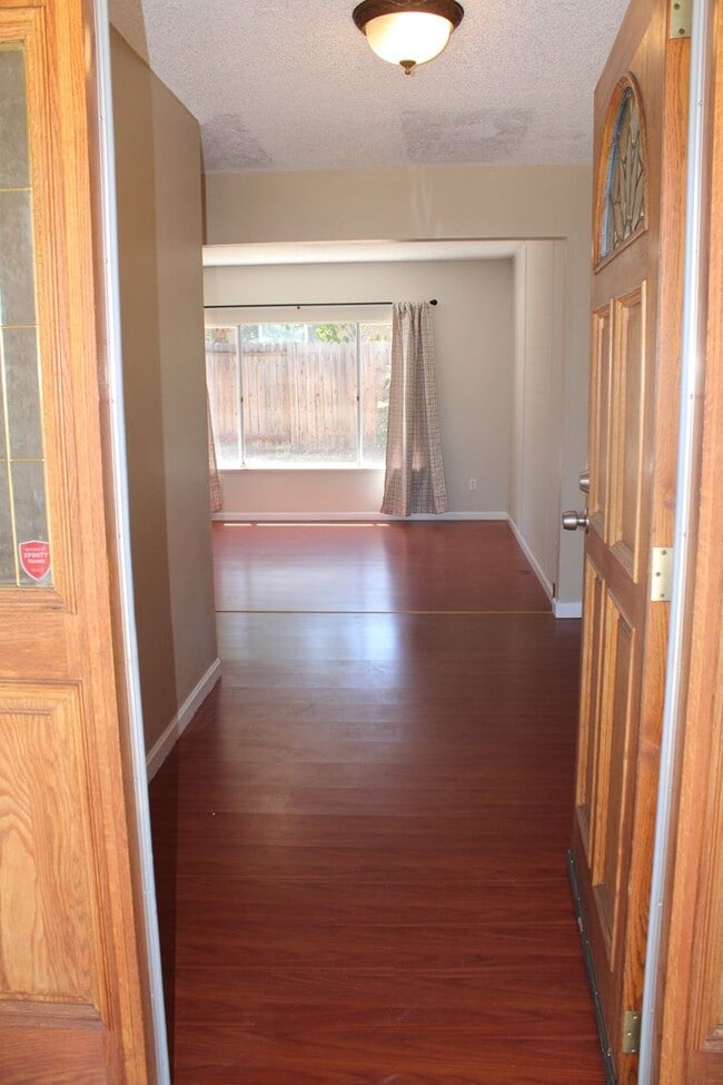 Building Photo - Beautiful 3 Bedroom / 2 Bathroom Pittsburg...