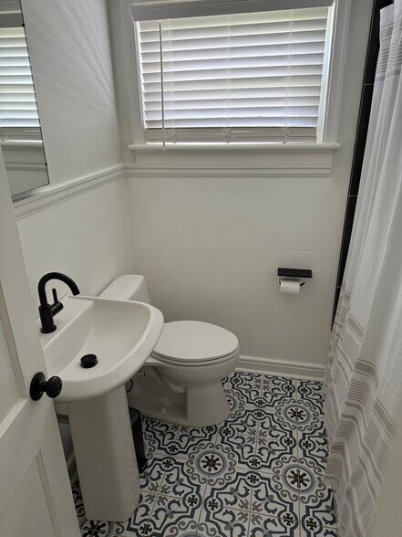 Building Photo - 807 Hill Top Dr