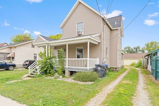 Building Photo - 114 Center St