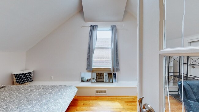 Building Photo - 6 Bedroom Apartment in Science Hill, close to downtown! (Laundry In Unit)