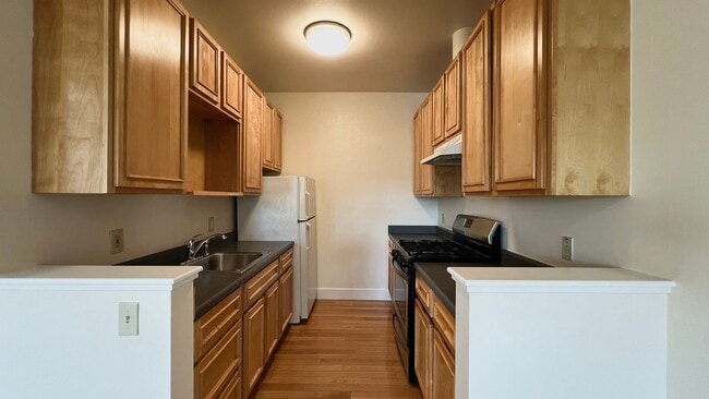 Building Photo - Beautiful Spacious 2 bd/1ba filled with light in Popular Neighborhood – Oakland, Emeryville, and ...
