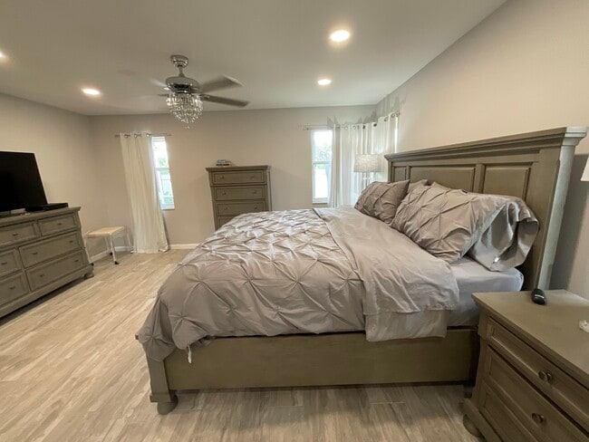 Building Photo - 5574 Royal Lake Cir