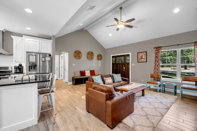 Building Photo - 113 Winding Oak Dr