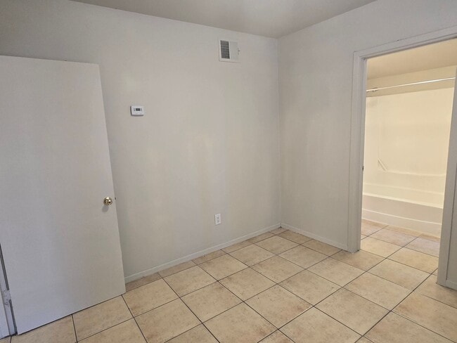 Building Photo - 2-bedroom, 1 bath near Ellsworth