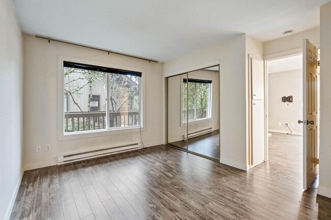 Building Photo - Spacious 1-bdrm/1-bath condo w/ 2 parking spaces. Balcony, fireplace, hot tub, & pool