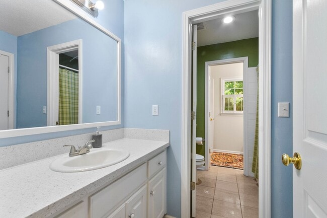 Building Photo - Beautiful 5 Bed 3.5 Bath Home! Available N...
