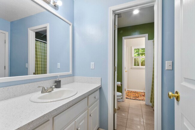 Building Photo - Beautiful 5 Bed 3.5 Bath Home! Available Summer 2026! Book Your Tour Today!