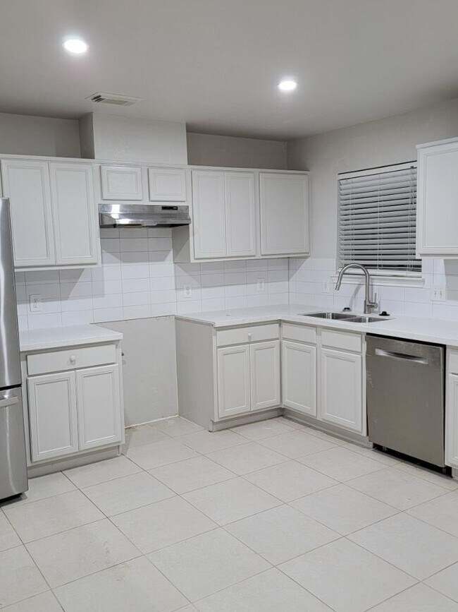 Building Photo - 9115 Kendale Dr