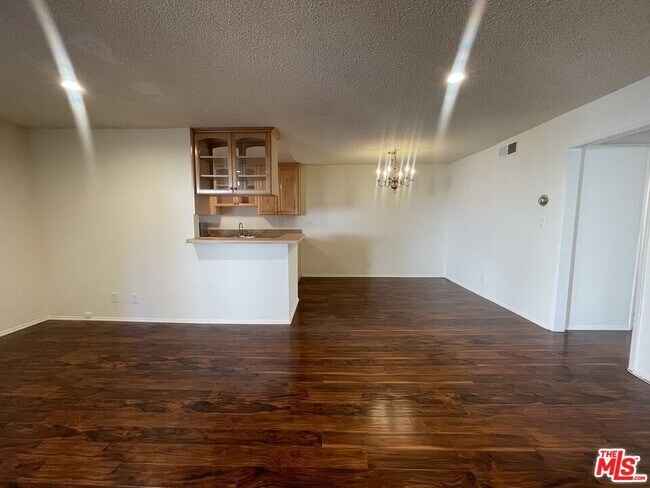 Building Photo - 5330 Zelzah Ave