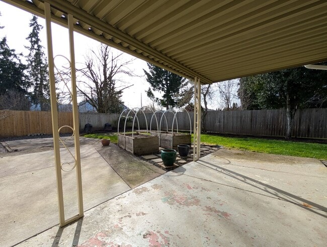 Building Photo - Great 4bed/1.5 bath home with bonus space and additonal storage