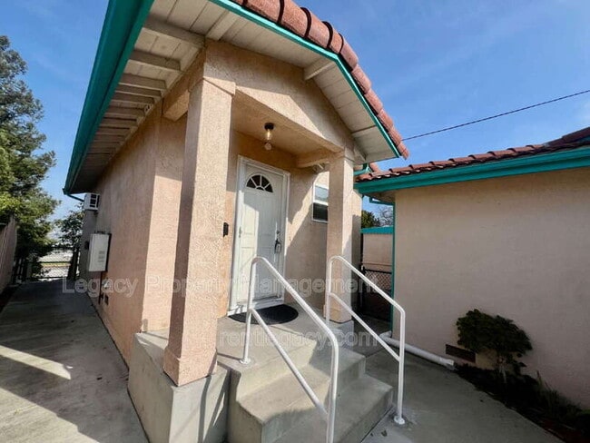 Building Photo - 3884 Bayview Cir