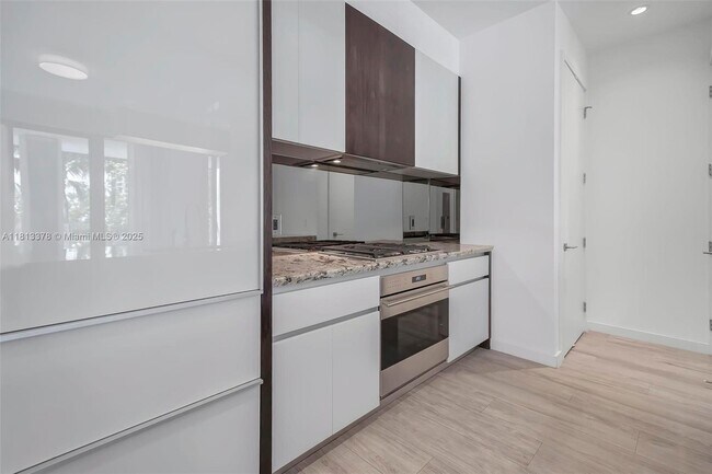 Building Photo - 2831 S Bayshore Dr