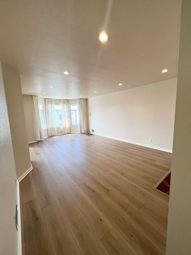 Building Photo - Top Floor 4x2