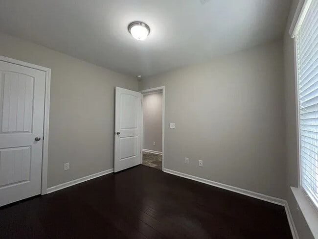 Building Photo - 5 Bedroom 3 Bathroom