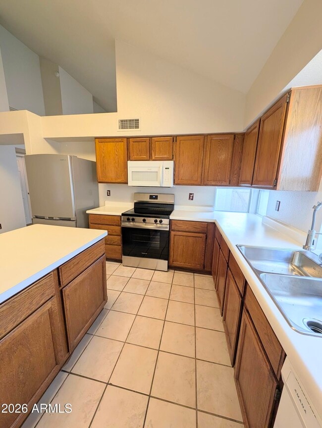 Building Photo - 2325 E Lakecrest Dr