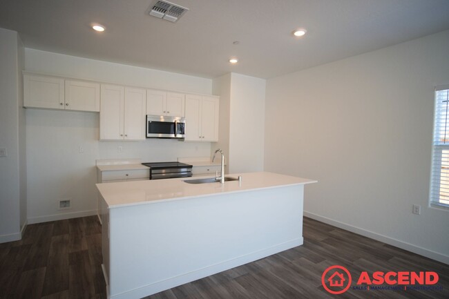 Building Photo - Stunning 3 Bedroom Home Near Liberty Highs...